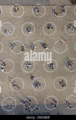 L'illustration montre une vue aérienne d'un drone des cercles sociaux de distanciation installés sur la Sint-Pietersplein, dans le centre de Gand, le mercredi 03 mars 2021. Avec les températures élevées des derniers jours, les gens se sont enfermés dans les parcs publics et les places, souvent sans respecter la distance sociale et d'autres règles de sécurité corona. Pour encourager les gens à respecter les distances de sécurité, Gand a marqué 6m cercles de diamètre pour de petites « bulles » de quatre personnes maximum. BELGA PHOTO DIRK WAEM Banque D'Images