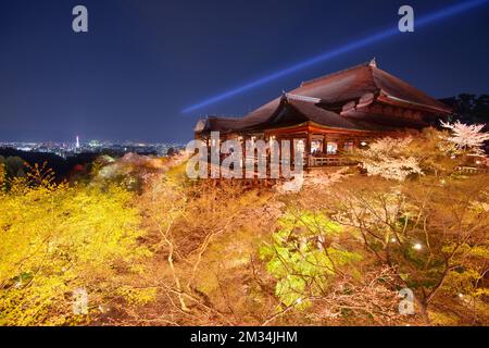 Kyoto, Japon au temple de Kiyomizudera pendant la saison de printemps la nuit. Banque D'Images