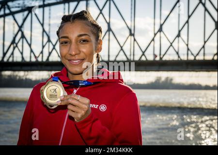 Le Belge Nafissatou Nafi Thiam montre sa médaille d'or lors d'un photoshoot après l'événement de pentathlon féminin d'hier aux Championnats européens d'athlétisme en salle, à Torun, en Pologne, le samedi 06 mars 2021. Les Belges Thiam et Vidts ont remporté la médaille d'or et d'argent. BELGA PHOTO JASPER JACOBS Banque D'Images