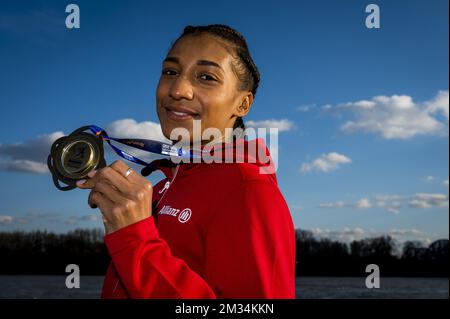 Le Belge Nafissatou Nafi Thiam montre sa médaille d'or lors d'un photoshoot après l'événement de pentathlon féminin d'hier aux Championnats européens d'athlétisme en salle, à Torun, en Pologne, le samedi 06 mars 2021. Les Belges Thiam et Vidts ont remporté la médaille d'or et d'argent. BELGA PHOTO JASPER JACOBS Banque D'Images