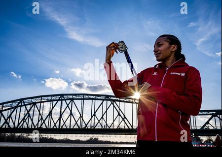 Le Belge Nafissatou Nafi Thiam montre sa médaille d'or lors d'un photoshoot après l'événement de pentathlon féminin d'hier aux Championnats européens d'athlétisme en salle, à Torun, en Pologne, le samedi 06 mars 2021. Les Belges Thiam et Vidts ont remporté la médaille d'or et d'argent. BELGA PHOTO JASPER JACOBS Banque D'Images