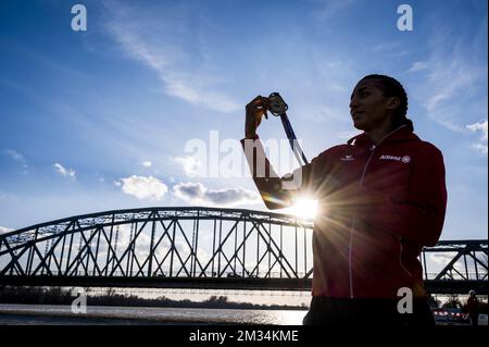 Le Belge Nafissatou Nafi Thiam montre sa médaille d'or lors d'un photoshoot après l'événement de pentathlon féminin d'hier aux Championnats européens d'athlétisme en salle, à Torun, en Pologne, le samedi 06 mars 2021. Les Belges Thiam et Vidts ont remporté la médaille d'or et d'argent. BELGA PHOTO JASPER JACOBS Banque D'Images