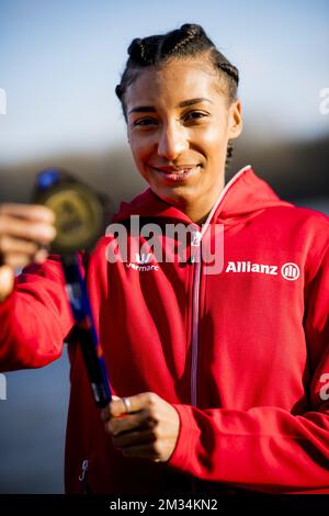 Le Belge Nafissatou Nafi Thiam montre sa médaille d'or lors d'un photoshoot après l'événement de pentathlon féminin d'hier aux Championnats européens d'athlétisme en salle, à Torun, en Pologne, le samedi 06 mars 2021. Les Belges Thiam et Vidts ont remporté la médaille d'or et d'argent. BELGA PHOTO JASPER JACOBS Banque D'Images