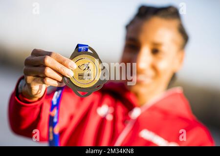 Le Belge Nafissatou Nafi Thiam montre sa médaille d'or lors d'un photoshoot après l'événement de pentathlon féminin d'hier aux Championnats européens d'athlétisme en salle, à Torun, en Pologne, le samedi 06 mars 2021. Les Belges Thiam et Vidts ont remporté la médaille d'or et d'argent. BELGA PHOTO JASPER JACOBS Banque D'Images