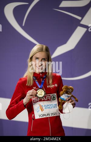Elise Vanderelst, Belgique, célèbre sur le podium après avoir remporté la course féminine 1500m aux Championnats européens d'athlétisme en salle, à Torun, en Pologne, le dimanche 07 mars 2021. Les championnats ont lieu du 4 au 7 mars. BELGA PHOTO JASPER JACOBS Banque D'Images
