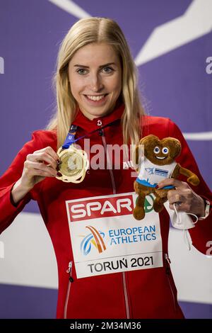 Elise Vanderelst, Belgique, célèbre sur le podium après avoir remporté la course féminine 1500m aux Championnats européens d'athlétisme en salle, à Torun, en Pologne, le dimanche 07 mars 2021. Les championnats ont lieu du 4 au 7 mars. BELGA PHOTO JASPER JACOBS Banque D'Images