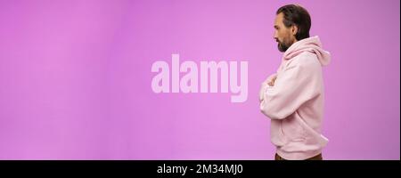 Photo de profil sérieux-look confiant fermé défensif adulte barbu 40s gars bras croisés poitrine gauche impatience irritée debout violet Banque D'Images