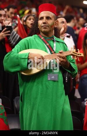 Al Khor, Qatar. 14th décembre 2022. Un fan marocain soutient son équipe lors du match de demi-finale de la coupe du monde de la FIFA 2022 au stade Al Bayt à Al Khor, Qatar sur 14 décembre 2022. Photo de Chris Brunskill/UPI crédit: UPI/Alay Live News Banque D'Images