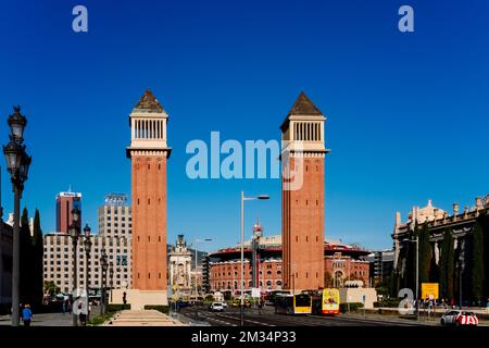 Barcelone, Espagne - 12 décembre 2022 : les tours vénitiennes au pied de la montagne Montjuic à Barcelone. Banque D'Images