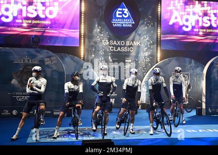 Les pilotes de la nation en démarrage d'Israël au début de la course cycliste 'E3 Saxo Bank Classic', 203,9km de et à Harelbeke, vendredi 26 mars 2021. BELGA PHOTO DIRK WAEM Banque D'Images