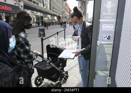L'illustration montre de nouvelles mesures dans un magasin car un rendez-vous est requis, samedi 27 mars 2021 à Bruxelles. A partir d'aujourd'hui, les magasins non essentiels doivent fermer et ne peuvent travailler qu'avec des rendez-vous, dans le cadre des mesures de lutte contre la pandémie Covid-19 en Belgique. BELGA PHOTO NICOLAS MATERLINCK Banque D'Images