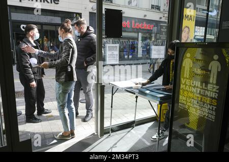 L'illustration montre un panneau sur la porte d'un magasin indiquant qu'un rendez-vous est requis, samedi 27 mars 2021 à Bruxelles. A partir d'aujourd'hui, les magasins non essentiels doivent fermer et ne peuvent travailler qu'avec des rendez-vous, dans le cadre des mesures de lutte contre la pandémie Covid-19 en Belgique. BELGA PHOTO NICOLAS MATERLINCK Banque D'Images