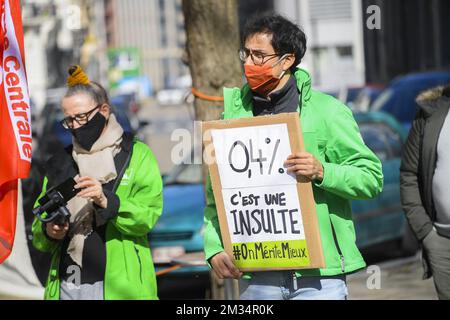 L'illustration montre une action protst des nettoyeurs et des gardes de sécurité, lors d'une grève nationale de 24 heures organisée par les syndicats ABVV - FGTB et ACV - CSC, lundi 29 mars 2021 à Bruxelles. La grève a été déclenchée après l'échec des négociations en vue d'un nouvel accord interprofessionnel entre les employeurs et les syndicats concernant les salaires. BELGA PHOTO LAURIE DIEFFEMBACQ Banque D'Images