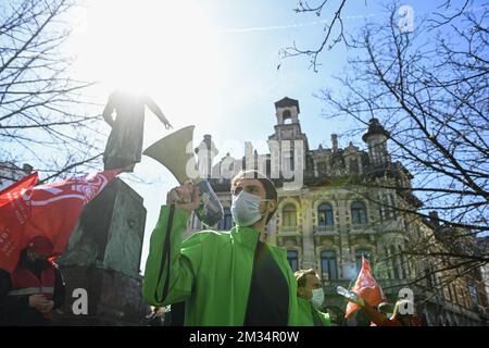 L'illustration montre une action protst des nettoyeurs et des gardes de sécurité, lors d'une grève nationale de 24 heures organisée par les syndicats ABVV - FGTB et ACV - CSC, lundi 29 mars 2021 à Bruxelles. La grève a été déclenchée après l'échec des négociations en vue d'un nouvel accord interprofessionnel entre les employeurs et les syndicats concernant les salaires. BELGA PHOTO LAURIE DIEFFEMBACQ Banque D'Images