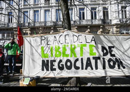 L'illustration montre une action protst des nettoyeurs et des gardes de sécurité, lors d'une grève nationale de 24 heures organisée par les syndicats ABVV - FGTB et ACV - CSC, lundi 29 mars 2021 à Bruxelles. La grève a été déclenchée après l'échec des négociations en vue d'un nouvel accord interprofessionnel entre les employeurs et les syndicats concernant les salaires. BELGA PHOTO LAURIE DIEFFEMBACQ Banque D'Images