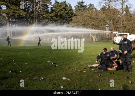 L'illustration montre un policier blessé qui a arrêté quelqu'un au Bois de la Cambre - Ter Kamerenbos, à Bruxelles, le jeudi 01 avril 2021. La police locale bruxelloise a commencé l'évacuation du Bois de la Cambre. Des centaines de personnes étaient présentes dans le parc - selon certains médias même 5 000 - qui se sont présentés pour le festival de fake la Boum. Comme les mesures de la couronne n'ont pas été respectées, la police a décidé d'évacuer le parc. BELGA PHOTO HATIM KAGHAT Banque D'Images