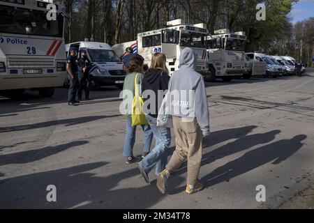 Illustration prise après le festival de la Boum Fake et la manifestation d'hier au Bois de la Cambre - Ter Kamerenbos, à Bruxelles, le vendredi 02 avril 2021. La police locale bruxelloise a commencé l'évacuation du Bois de la Cambre. Des centaines de personnes étaient présentes dans le parc - selon certains médias même 5 000 - qui se sont présentés pour le festival de fake la Boum. Comme les mesures de la couronne n'ont pas été respectées, la police a décidé d'évacuer le parc. BELGA PHOTO HATIM KAGHAT Banque D'Images