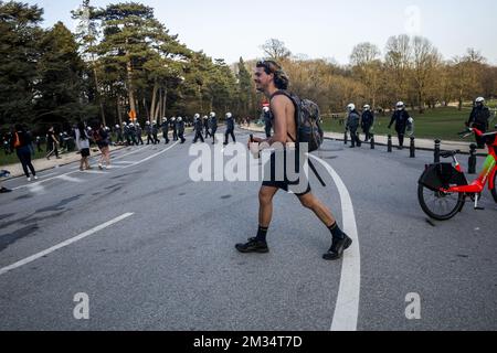 Illustration prise après le festival de la Boum Fake et la manifestation d'hier au Bois de la Cambre - Ter Kamerenbos, à Bruxelles, le vendredi 02 avril 2021. La police locale bruxelloise a commencé l'évacuation du Bois de la Cambre. Des centaines de personnes étaient présentes dans le parc - selon certains médias même 5 000 - qui se sont présentés pour le festival de fake la Boum. Comme les mesures de la couronne n'ont pas été respectées, la police a décidé d'évacuer le parc. BELGA PHOTO HATIM KAGHAT Banque D'Images