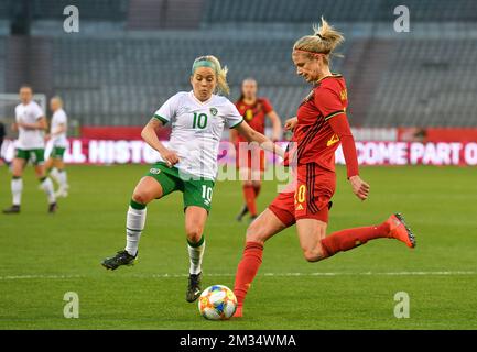 L'irlandaise Denise O'Sullivan et la belge Justine Vanhaevermaet se battent pour le bal lors d'un match de football féminin entre l'équipe nationale belge les flammes rouges et la République d'Irlande, dimanche 11 avril 2021 à Bruxelles. BELGA PHOTO DAVID CATRY Banque D'Images