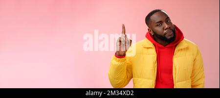 Agacé mécontent sérieux et effrayant homme afro-américain barbu tête inclinable irrité regardez l'index de pointage de la caméra finge rup perdre le contrôle temper Banque D'Images