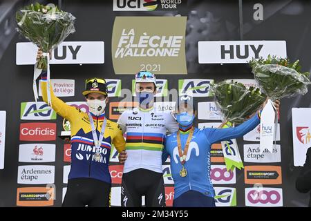 Slovène Primoz Rogall de l'équipe Jumbo-Visma, Français Julian Alaphippe de Deceuninck - Quick-Step et Espagnol Alejandro Valverde de Movistar Team fêtez sur le podium après l'édition 85th de la course masculine de 'la Fleche Wallonne', une course cycliste d'une journée (Waalse Pijl - flèche wallonne), 193,6 km de Charleroi à Huy, mercredi 21 avril 2021. BELGA PHOTO ERIC LALMAND Banque D'Images