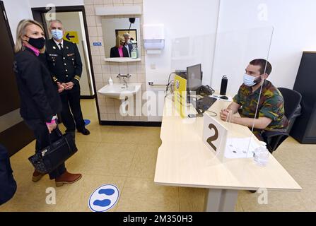 Le ministre de la Défense, Ludive Dedonder, visite le centre de vaccination de l'hôpital militaire Reine Astrid à Neder-over-Heembeek, Bruxelles, le lundi 03 mai 2021. BELGA PHOTO ERIC LALMAND Banque D'Images