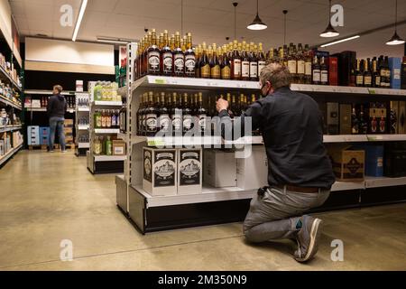 L'illustration montre un fournisseur de boissons et d'aliments en gros à Gand, où les bars et les restaurants sont en stock le jeudi 06 mai 2021. Le secteur horeca se prépare à la réouverture ce week-end. BELGA PHOTO JAMES ARTHUR GEKIERE Banque D'Images