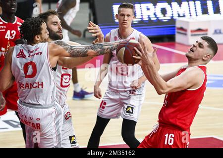 La branche Stephaun d'Anvers, Dave Dudzinski d'Anvers et Haris Bratanovic d'Ostende se battent pour le ballon lors du match de basket-ball entre Antwerp Giants et BC Oostende, dimanche 09 mai 2021 à Merksem, un match du jour 17 dans la deuxième phase des championnats belges du panier de la première division de la « Ligue des lions d'Eurolions ». BELGA PHOTO LAURIE DIEFFEMBACQ Banque D'Images