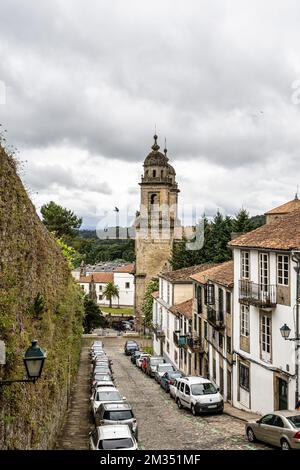 La rue étroite et pavée Hortas, Rua das Hortas, est la première étape de Camino Finisterre à Saint-Jacques-de-Compostelle, Galice, Espagne Banque D'Images