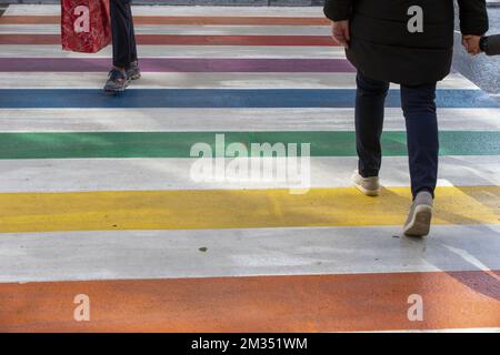 L'illustration montre une traversée piétonne aux couleurs de l'arc-en-ciel, afin de sensibiliser les gens LGBTQI+ à la discrimination, dans le centre-ville de Bruxelles, le dimanche 16 mai 2021. La Journée internationale contre l'homophobie, la transphobie et la biphobie est demain. BELGA PHOTO NICOLAS MATERLINCK Banque D'Images