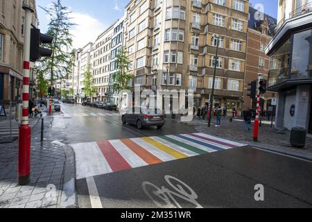 L'illustration montre une traversée piétonne aux couleurs de l'arc-en-ciel, afin de sensibiliser les gens LGBTQI+ à la discrimination, dans le centre-ville de Bruxelles, le dimanche 16 mai 2021. La Journée internationale contre l'homophobie, la transphobie et la biphobie est demain. BELGA PHOTO NICOLAS MATERLINCK Banque D'Images