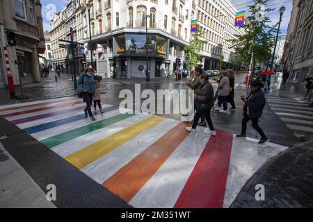 L'illustration montre une traversée piétonne aux couleurs de l'arc-en-ciel, afin de sensibiliser les gens LGBTQI+ à la discrimination, dans le centre-ville de Bruxelles, le dimanche 16 mai 2021. La Journée internationale contre l'homophobie, la transphobie et la biphobie est demain. BELGA PHOTO NICOLAS MATERLINCK Banque D'Images