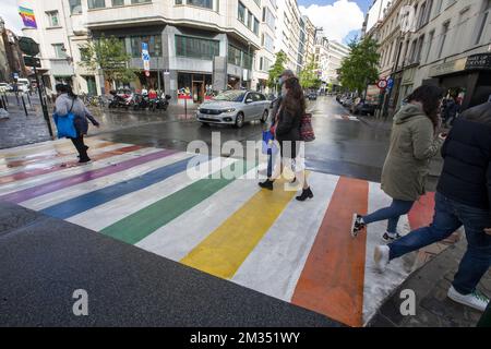 L'illustration montre une traversée piétonne aux couleurs de l'arc-en-ciel, afin de sensibiliser les gens LGBTQI+ à la discrimination, dans le centre-ville de Bruxelles, le dimanche 16 mai 2021. La Journée internationale contre l'homophobie, la transphobie et la biphobie est demain. BELGA PHOTO NICOLAS MATERLINCK Banque D'Images