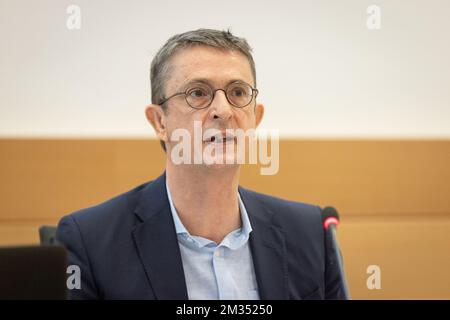 Directeur général ad interim Bpost Dirk Tirez photographié lors d'une session de la commission de la mobilité, des entreprises publiques et des infrastructures, mercredi 19 mai 2021, au Parlement fédéral à Bruxelles. Au cours de la session d'aujourd'hui, l'avenir du B-Post est discuté. BELGA PHOTO JAMES ARTHUR GEKIERE Banque D'Images