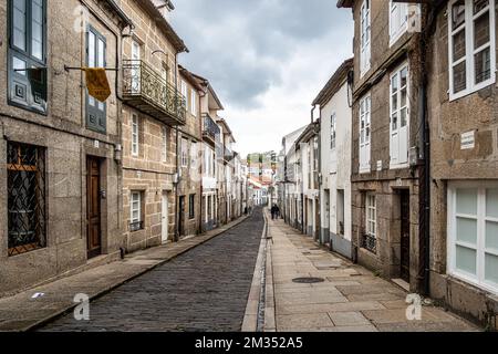 La rue étroite et pavée Hortas, Rua das Hortas, est la première étape de Camino Finisterre à Saint-Jacques-de-Compostelle, Galice, Espagne Banque D'Images