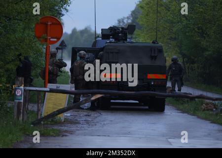 L'illustration montre un camion blindé de l'armée et des forces spéciales militaires arrivant dans la forêt du parc national Hoge Kempen à Dilsen-Stokem, le mercredi 19 mai 2021. Depuis hier matin, la police recherche un soldat professionnel lourdement armé, Jurgen Conings, dans la province de Limbourg. L'homme de 46 ans a fait des menaces contre le virologue Van Ranst, qui est mis en sécurité. BELGA PHOTO JAMES ARTHUR GEKIERE Banque D'Images