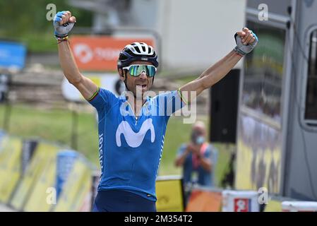 Espagnol Alejandro Valverde de Movistar Team célèbre alors qu'il franchit la ligne d'arrivée pour gagner la sixième étape de l'édition 73rd de la course cycliste Criterium du Dauphine, à 167,5 km de Loriol-sur-Drome au Sappey-en-Chartreuse, France, vendredi 04 juin 2021. BELGA PHOTO DAVID STOCKMAN Banque D'Images