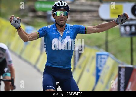 Espagnol Alejandro Valverde de Movistar Team célèbre alors qu'il franchit la ligne d'arrivée pour gagner la sixième étape de l'édition 73rd de la course cycliste Criterium du Dauphine, à 167,5 km de Loriol-sur-Drome au Sappey-en-Chartreuse, France, vendredi 04 juin 2021. BELGA PHOTO DAVID STOCKMAN Banque D'Images