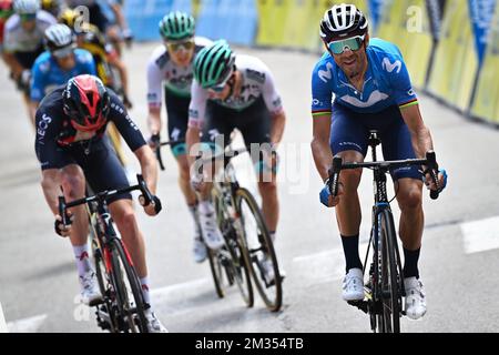 Espagnol Alejandro Valverde de Movistar Team (R) remporte devant le Britannique Tao Geoghegan Hart d'Ineos Grenadiers (L) le sprint à la fin de la sixième étape de l'édition 73rd 2021 de la course cycliste Criterium du Dauphine, à 167,5 km de Loriol-sur-Drome au Sappey-en-Chartreuse vendredi 04 juin, France. BELGA PHOTO DAVID STOCKMAN Banque D'Images