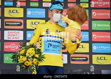 Kazakh Alexey Lutsenko d'Astana-Premier Tech célèbre sur le podium dans le maillot jaune du leader dans le classement général après la sixième étape de l'édition 73rd de la course cycliste Criterium du Dauphine, à 167,5 km de Loriol-sur-Drome au Sappey-en-Chartreuse, France, vendredi 04 juin 2021. BELGA PHOTO DAVID STOCKMAN Banque D'Images