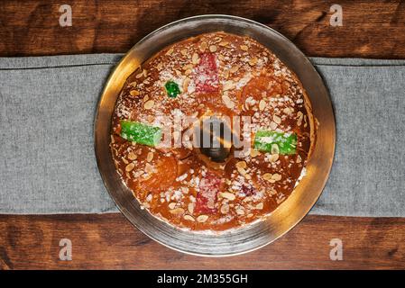 Roscon de reyes avec fruits confits, amandes et sucre sur le dessus, rempli de crème. Banque D'Images