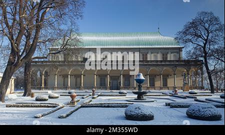 Jardin royal de Prague Hradcany recouvert de neige. La construction du Palais d'été de la reine Anne sur fond de ciel bleu clair et baigné de braille Banque D'Images