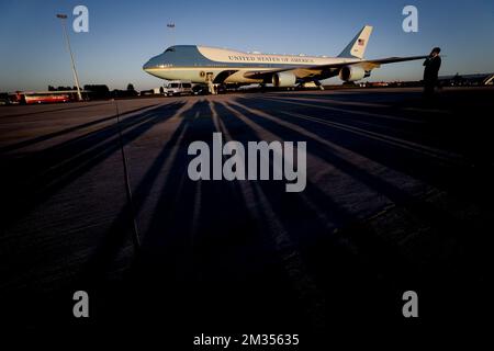 L'illustration montre les longues ombres de la presse en attente près de l'Air Force One à l'arrivée du Président des États-Unis d'Amérique à l'aéroport militaire de Melsbroek, Steenokkerzeel, dimanche 13 juin 2021. Le président AMÉRICAIN Biden est en Belgique pour assister aux sommets internationaux. BELGA PHOTO POOL OLIVIER HOSLET Banque D'Images