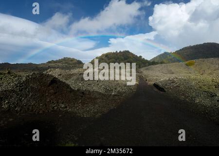 arc-en-ciel sur paysage volcanique en Sicile, Etna Park, Italie Banque D'Images