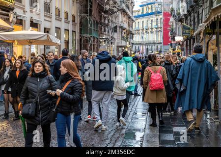 Naples, Italie - 10 décembre 2022: Lors d'une journée de pluie, les gens se promènent dans la via Toledo, la rue est surpeuplée avant Noël. Banque D'Images