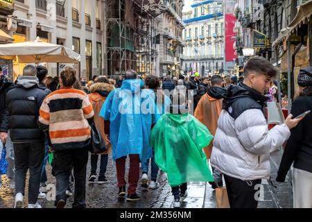 Naples, Italie - 10 décembre 2022: Lors d'une journée de pluie, les gens se promènent dans la via Toledo, la rue est surpeuplée avant Noël. Banque D'Images