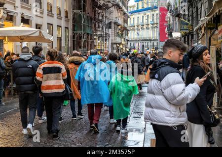 Naples, Italie - 10 décembre 2022: Lors d'une journée de pluie, les gens se promènent dans la via Toledo, la rue est surpeuplée avant Noël. Banque D'Images