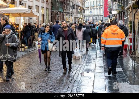 Naples, Italie - 10 décembre 2022: Lors d'une journée de pluie, les gens se promènent dans la via Toledo, la rue est surpeuplée avant Noël. Banque D'Images