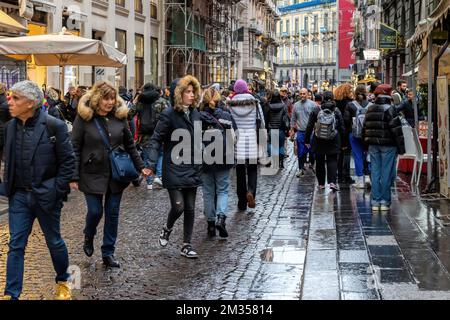 Naples, Italie - 10 décembre 2022: Lors d'une journée de pluie, les gens se promènent dans la via Toledo, la rue est surpeuplée avant Noël. Banque D'Images