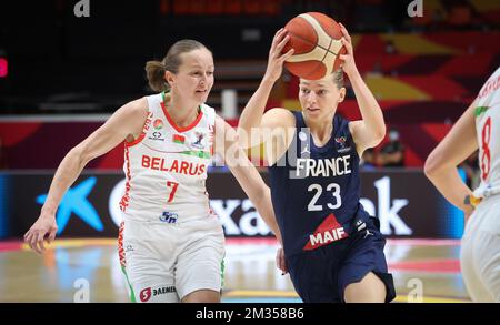 Yuliya Rytsikava, de Biélorussie, et Marine Johannes, de France, se battent pour le bal lors du match de demi-finale entre la France et la Biélorussie, à Valence, Espagne, le samedi 26 juin 2021. Les championnats européens de basket-ball de la FIBA Women's Eurobasket 2021 se déroulent du 17 au 27 juin. BELGA PHOTO VIRGINIE LEFOUR Banque D'Images